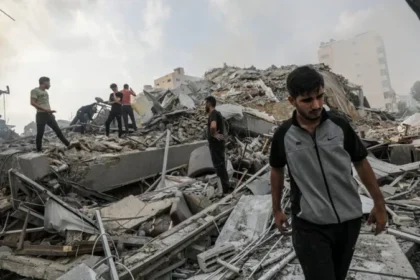 Edificio de hospital en Gaza severamente dañado tras un doble bombardeo israelí.