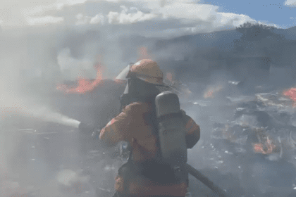 Incendio consume recicladora