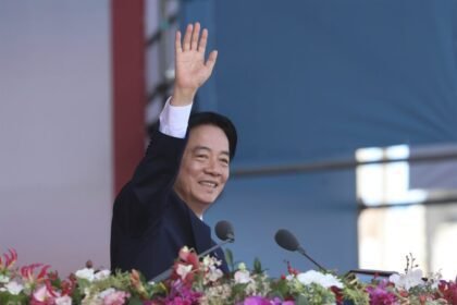 Mandatario saluda desde podio con flores durante discurso sobre impulsar a Taiwán al top 5 de centros de cómputo