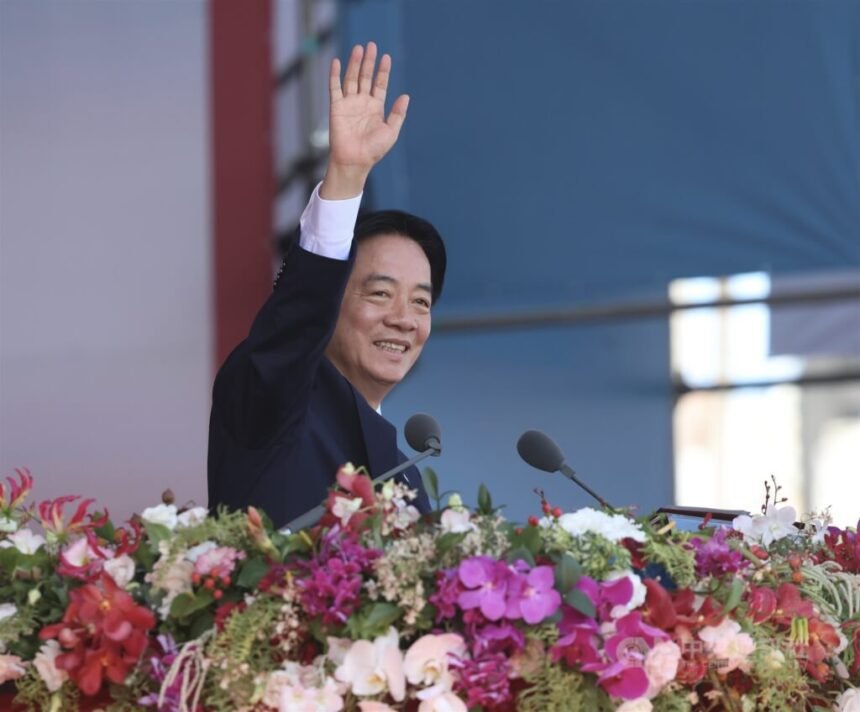 Mandatario saluda desde podio con flores durante discurso sobre impulsar a Taiwán al top 5 de centros de cómputo