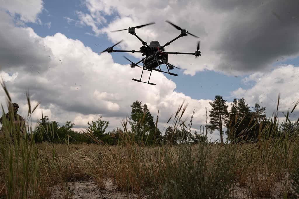 Un dron militar ucraniano sobrevolando una zona de conflicto en el este del país.