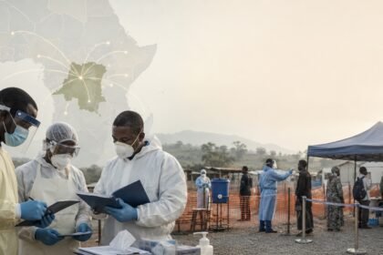 Ilustración sobre la declaración de la OMS que eleva el brote de ébola en la República Democrática del Congo a emergencia de salud pública internacional, con personal sanitario, vigilancia epidemiológica y coordinación regional.