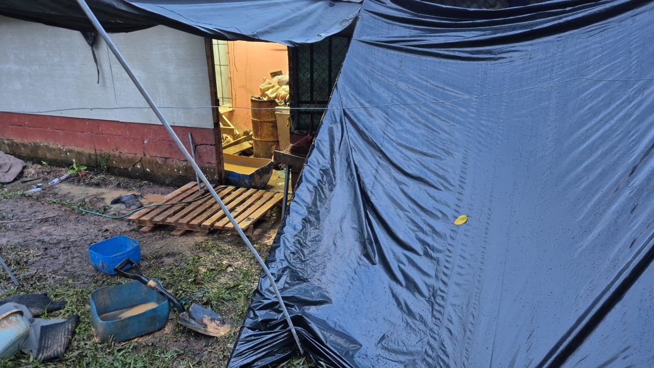 Oficiales inspeccionan maquinaria decomisada en cuartería ilegal de Cutris.