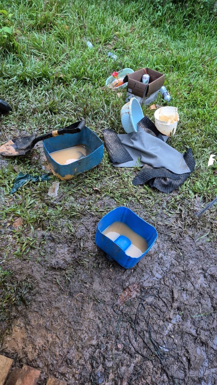 Oficiales inspeccionan maquinaria decomisada en cuartería ilegal de Cutris.