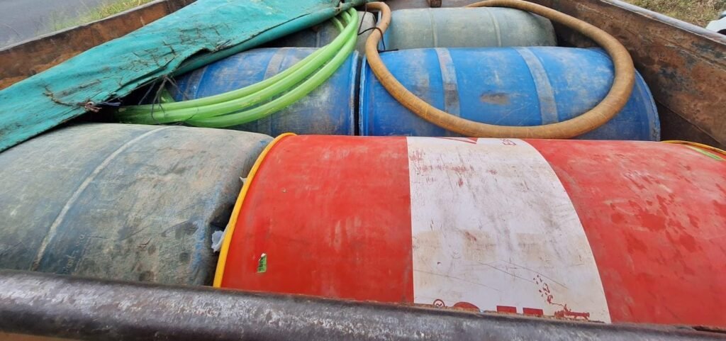Operativo policial detiene transporte de combustible ilegal en Turrialba.