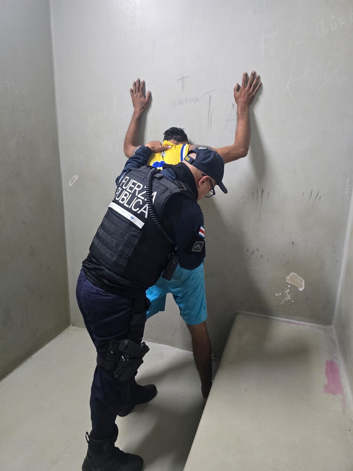 fuerza pública aprehende sospechoso de robo en heredia