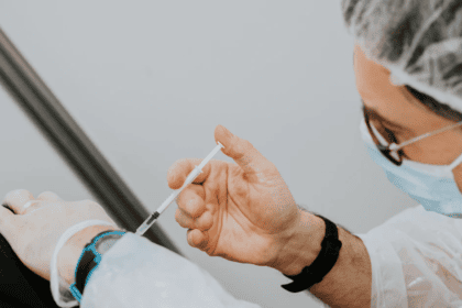 FDA aprueba la primera vacuna de ARNm contra la influenza