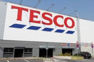Representación de Tesco IA con un supermercado y gráficos de inteligencia artificial en pantalla