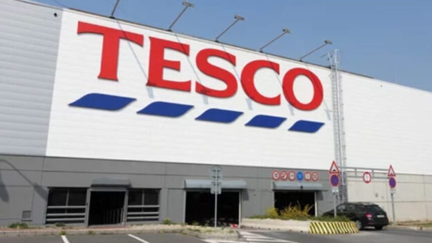Representación de Tesco IA con un supermercado y gráficos de inteligencia artificial en pantalla