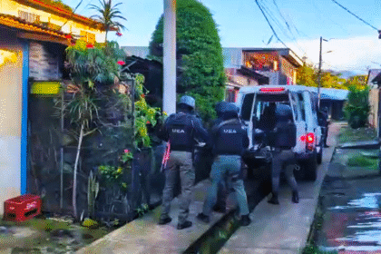Agentes del OIJ durante allanamientos por trata de menores en Heredia y Guanacaste.