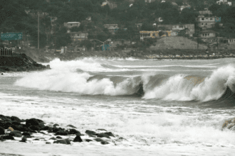 Oleaje fuerte golpeando la costa