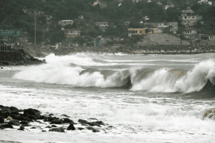 Oleaje fuerte golpeando la costa