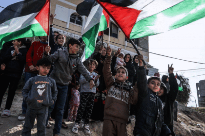 Alto el fuego Israel Hamás: liberación de rehenes y retiro parcial de tropas en Gaza.
