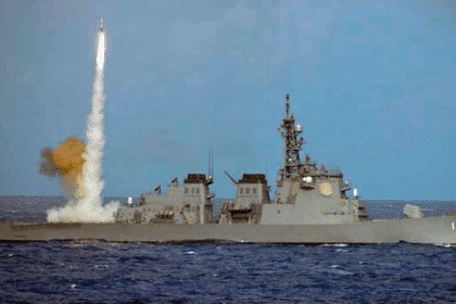 Destructor japonés JS Chokai se equipa con misiles Tomahawk en Estados Unidos.