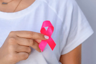 Mujer realiza autoexamen de mama durante campaña de prevención del cáncer.