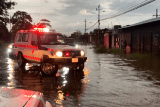 Empuje frío 14 desborda el río Sixaola e inunda comunidades