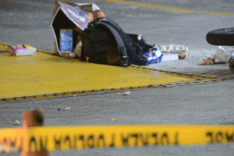 Patrulla policial y cinta amarilla resguardan gasolinera en Tibás tras ataque de terror a balazos