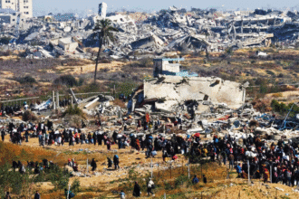 Familias palestinas regresan a Gaza tras cese al fuego y apertura de rutas.