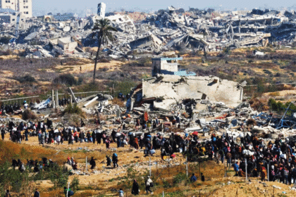 Familias palestinas regresan a Gaza tras cese al fuego y apertura de rutas.