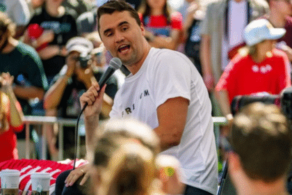 Asesinan a Charlie Kirk en un campus de Utah