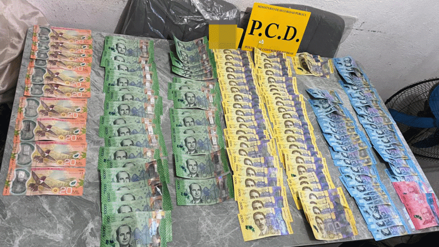 Agentes de la PCD durante allanamiento en Pococí y San José por ventas de drogas.