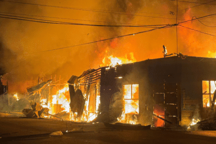 Imagen de incendio en Puntarenas controlado por bomberos