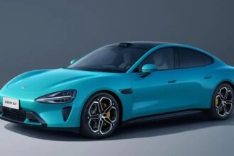 Xiaomi SU7 expuesto en un salón de autos en China con visitantes observando el vehículo eléctrico