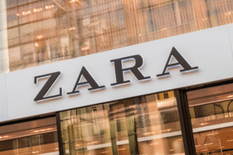 “Interior de la tienda Manchester de Zara con diseño modular y caja automática”