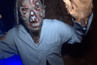Visitantes disfrutan del Anfiteatro Killer con ambientaciones de terror y luces.