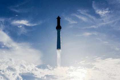 Nave SpaceX Starship durante splashdown exitoso tras vuelo de prueba.