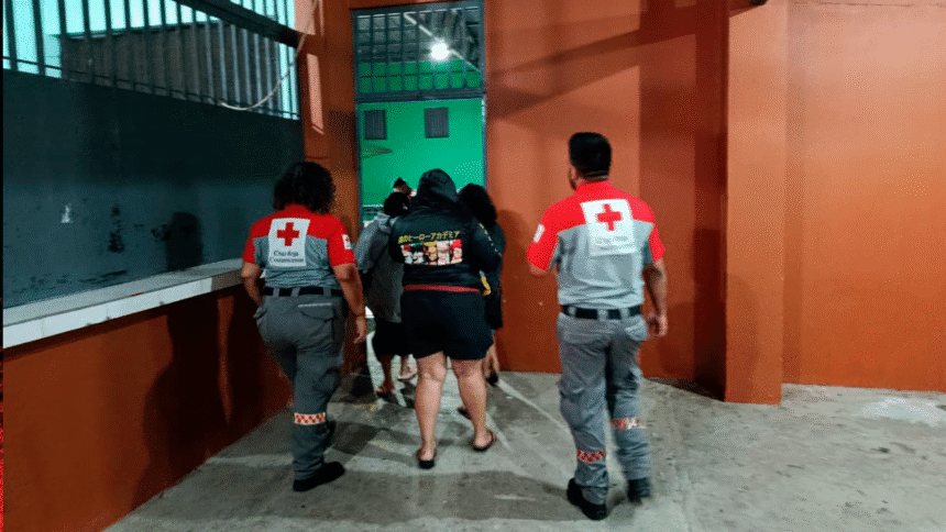 Cruz Roja Jacó evacúa familias afectadas por inundaciones.
