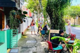 Personas disfrutando de Comercio al Aire Libre