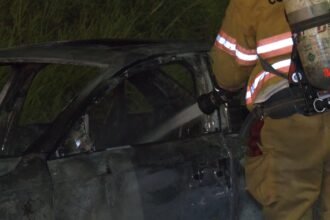 ¡Susto en carretera! Lujoso Audi queda totalmente envuelto en llamas rumbo a la playa