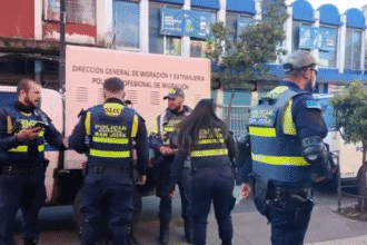 Policías realizando operativo en cuarterías de San José