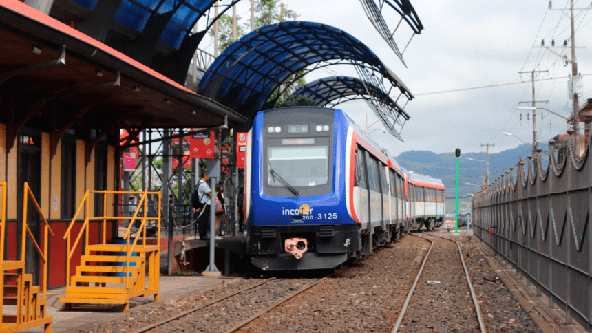 Tren de INCOFER detenido mientras se realizan trabajos de mantenimiento