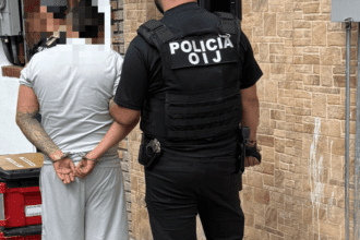 Agentes del OIJ ingresan a una vivienda en Tirrases