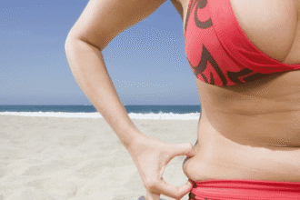 Mujer revisando su peso tras vacaciones largas