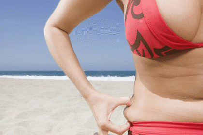 Mujer revisando su peso tras vacaciones largas