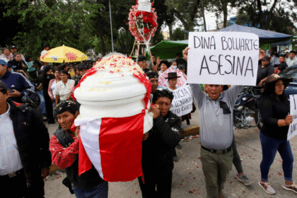 Manifestantes y policías se enfrentan durante protestas en Lima, Perú.