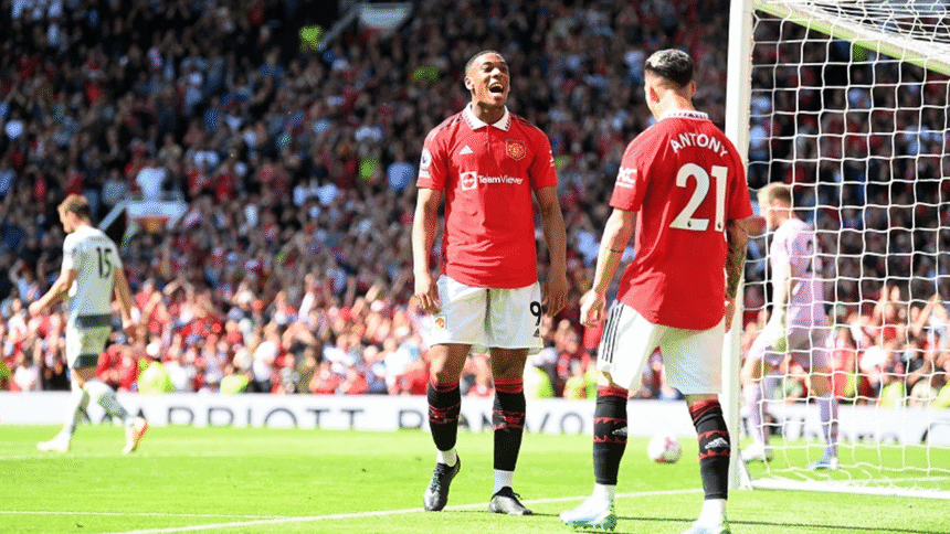 Jugadores de Manchester United celebran un gol ante Wolves en la Premier League