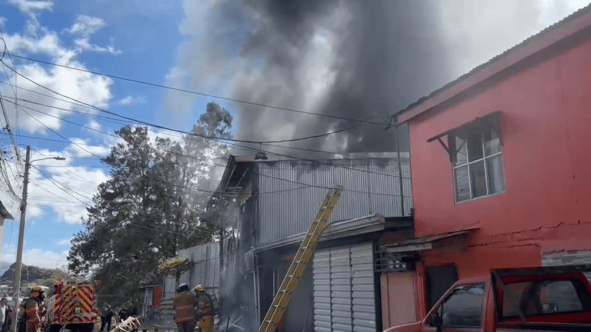 Bomberos combaten un incendio