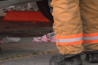 colisión de motocicleta, colisión de motocicleta contra vehículo todo terreno, menor herido en colisión de moto, traumatismo importante en menor, bomberos paramédicos atienden accidente