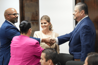  Negociación: Celulares y desacuerdos en Zapote
