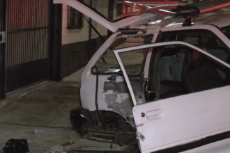 Brutal colisión lateral: Auto destruye casetilla telefónica y deja una mujer en condición roja