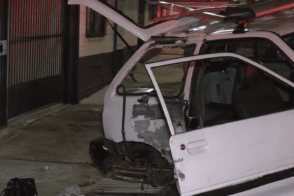 Brutal colisión lateral: Auto destruye casetilla telefónica y deja una mujer en condición roja