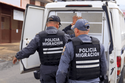🚨 ¡GOLPE A LA SEGURIDAD NACIONAL! 🕵️‍♂️🛡️ ¿Cómo detectó la DIS a un sospechoso de terrorismo en Costa Rica? ¡La inteligencia nacional se mantiene en alerta máxima! 🏛️✨ Este lunes 22 de junio, tras una operación de seguimiento de alta precisión, la Dirección de Inteligencia y Seguridad (DIS) confirmó la detección y abordaje de un individuo vinculado a posibles actividades de corte terrorista en territorio nacional. El caso ha mantenido en vilo a las autoridades debido a la sofisticación de los protocolos utilizados para su ubicación. ¿Cómo fue el operativo de inteligencia? 🧐 Cooperación internacional: La detección no fue un esfuerzo aislado. La DIS activó protocolos de intercambio de información con agencias de inteligencia aliadas, cruzando bases de datos globales que permitieron identificar patrones de movimiento inusuales desde el ingreso del sospechoso al país. Seguimiento digital y físico: La unidad especializada utilizó técnicas de vigilancia no intrusiva y monitoreo de ciberinteligencia para rastrear las comunicaciones y los intentos de reclutamiento o planificación del sospechoso, garantizando que el individuo estuviera bajo control absoluto antes de que pudiera representar un riesgo real. Coordinación interinstitucional: La operación demuestra una mayor capacidad de respuesta entre la inteligencia y los cuerpos policiales operativos, permitiendo un abordaje preventivo en lugar de una reacción post-incidente. Seguridad sin alarmismo: La DIS enfatizó que Costa Rica continúa siendo un país seguro y que este caso subraya la efectividad de los filtros migratorios y de seguridad preventiva que el Estado ha fortalecido este 2026. ¿Considerás que el fortalecimiento de la inteligencia y la vigilancia digital es un precio necesario para garantizar la seguridad nacional en un mundo cada vez más conectado? 📱🛡️ 📲 Leé todos los detalles sobre el perfil del sospechoso, los países de origen involucrados en la alerta y cómo operan los filtros de seguridad de la DIS aquí: https://staytv.net/index.php/2026/06/22/como-detecto-la-dis-a-un-sospechoso-de-terrorismo-en-costa-rica/ #SeguridadCR #DIS #Inteligencia #CostaRica #Prevención #SeguridadNacional #NoticiasCR #StayTV #PuraVida #ÚltimaHora