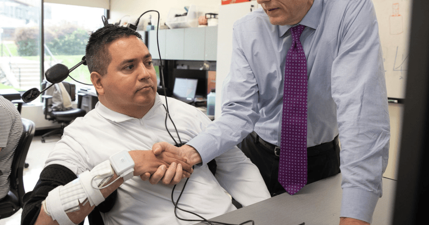 ¡MILAGRO DE LA CIENCIA! IMPLANTE CEREBRAL DEVUELVE EL TACTO Y MOVIMIENTO A HOMBRE CON CUADRIPLEJIA