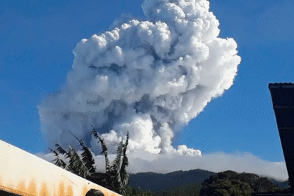 Volcán Rincón de la Vieja emite leve columna de vapor durante erupción matutina.