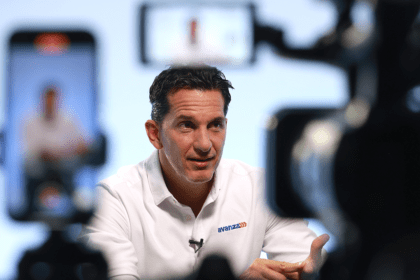 Jose Aguilar Berrocal frente a un canal de televisión