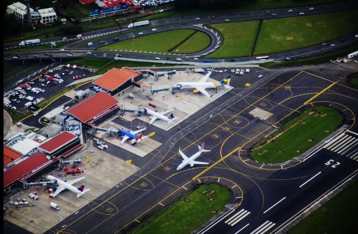 Turistas llegan al Aeropuerto Internacional Juan Santamaría al cierre de 2025